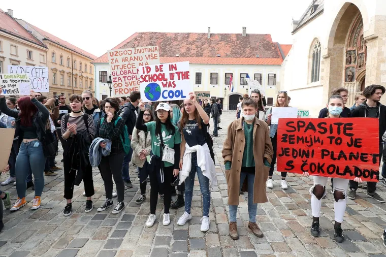 Učenici jo&scaron; jednom prosvjedovali protiv klimatskih promjena: 'Spasite Zemlju, to je jedini planet s čokoladom'