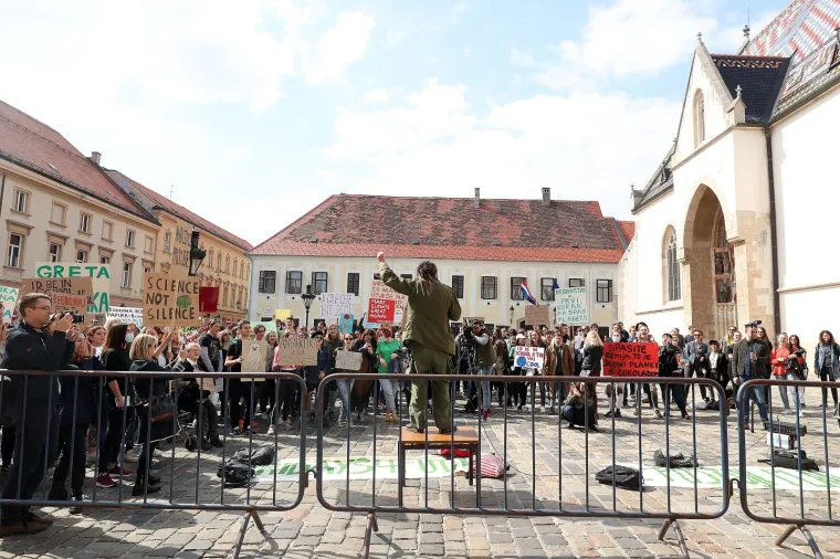 Učenici jo&scaron; jednom prosvjedovali protiv klimatskih promjena: 'Spasite Zemlju, to je jedini planet s čokoladom'