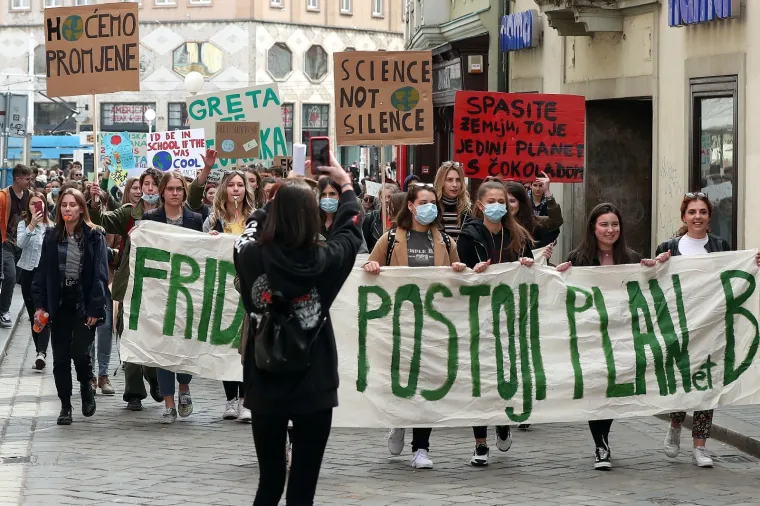 Učenici jo&scaron; jednom prosvjedovali protiv klimatskih promjena: 'Spasite Zemlju, to je jedini planet s čokoladom'