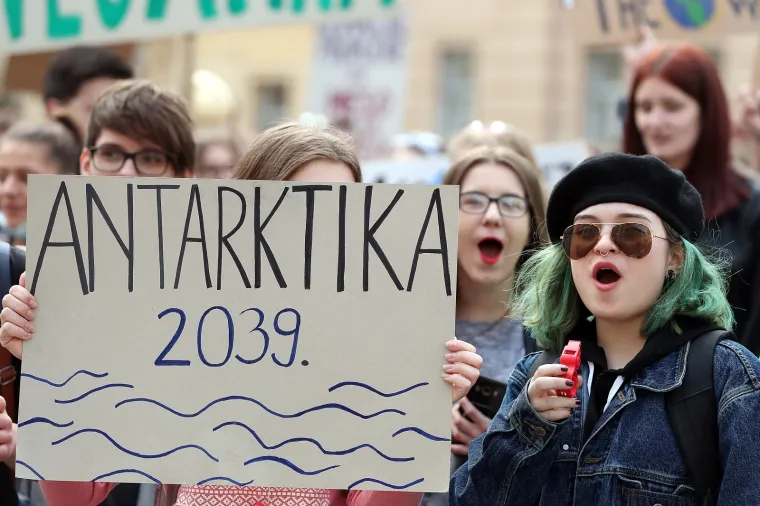 Učenici jo&scaron; jednom prosvjedovali protiv klimatskih promjena: 'Spasite Zemlju, to je jedini planet s čokoladom'