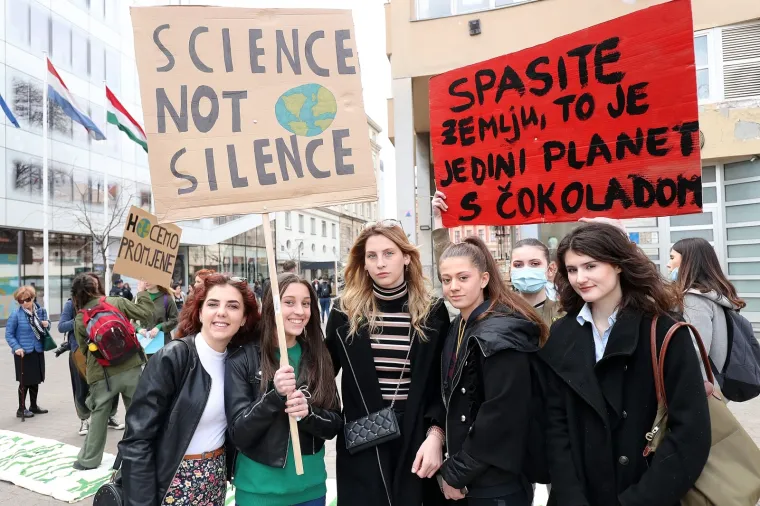 Učenici jo&scaron; jednom prosvjedovali protiv klimatskih promjena: 'Spasite Zemlju, to je jedini planet s čokoladom'