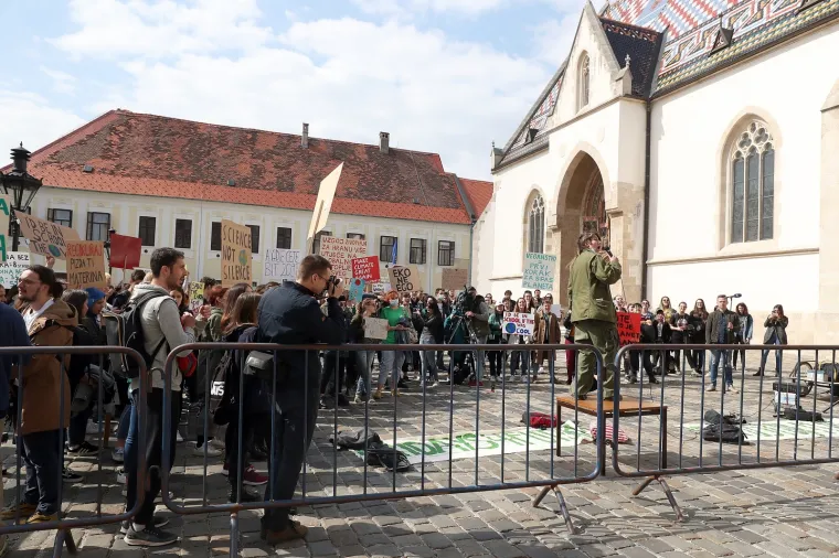 Učenici jo&scaron; jednom prosvjedovali protiv klimatskih promjena: 'Spasite Zemlju, to je jedini planet s čokoladom'