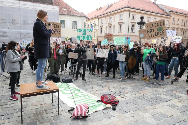 Učenici jo&scaron; jednom prosvjedovali protiv klimatskih promjena: 'Spasite Zemlju, to je jedini planet s čokoladom'