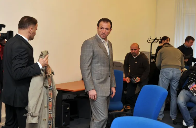 Nikica Jelavić na sudu se na&scaron;ao zbog optužbi za letiri poku&scaron;aja ubojstva, Vjeke Sli&scaron;ka i Jurja Dodića na Maksimirskoj 1995. te Vjeke Sli&scaron;ka i Ivice Bertića na Cvjetnom trgu 1999. te ubojstvo nedužnog prolaznika Zorana Dominija. Optužen je i za jo&scaron; cijeli niz kaznenih djela, ukupno njih 28, a jedan od odvjetnika koji se uvijek nalazi(o) uz njega jest Anto Nobilo