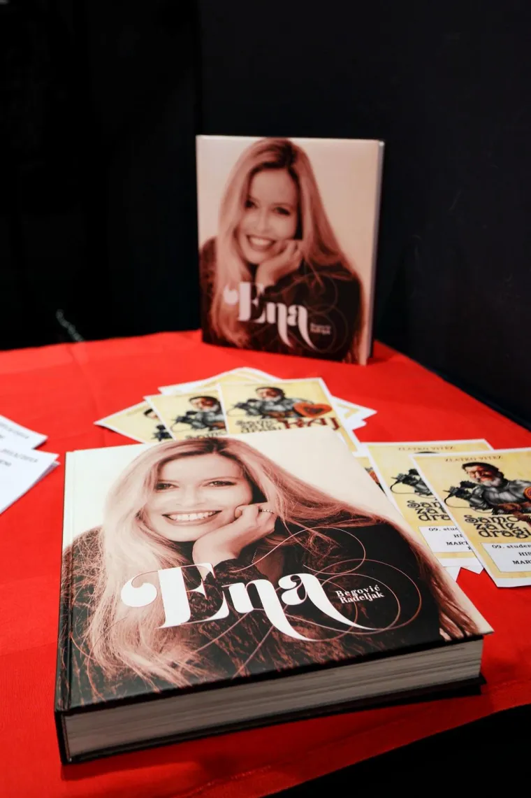 Ena Begović optužena je 5. lipnja 1996. za izazivanje nesreće u kojoj je poginuo motorist Fatmir Miniri. Branio ju je Anto Nobilo, a kažnjena je s tri godine uvjetnog zatvora