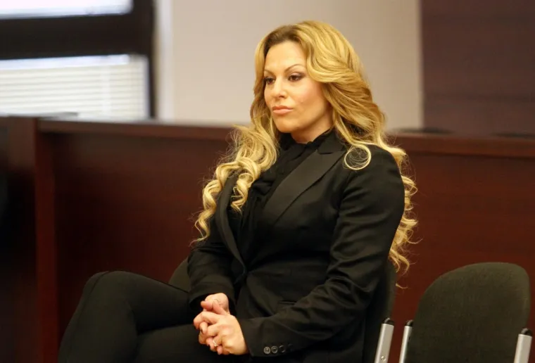 Bankarica fra &Scaron;ime Nimca Jasmina Bilonić sumnjičila se da je "zamračila" 9,8 milijuna kuna koje joj je on navodno dao. Tvrdila je da se radi o 2,5 milijuna kuna, koliko je imala na računu i time htjela dokazati da ni&scaron;ta nije dirala. Dio obrane bio je Anto Nobilo, a osim blokiranih 2,5 milijuna kuna Bilonić je presudom uz 2014. morala u zatvor na 21 mjesec, ali i plaiti 47,5 tisuća kuna sudskih tro&scaron;kova