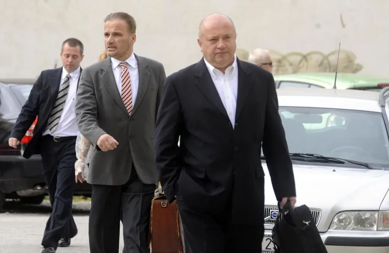 Danko Maček i sedam osoba optuženi su za zloporabu položaja i nanesenu &scaron;tetu Brodosplitu u iznosu od 4,7 milijuna američkih dolara. Istraga je počela 2006. i nepravomoćna oslobađajuća presuda stigla je 2014. Anto Nobilo od samo početka bio je uz Mačeka i za "politički proces" je krivio Tomislava Karamarka