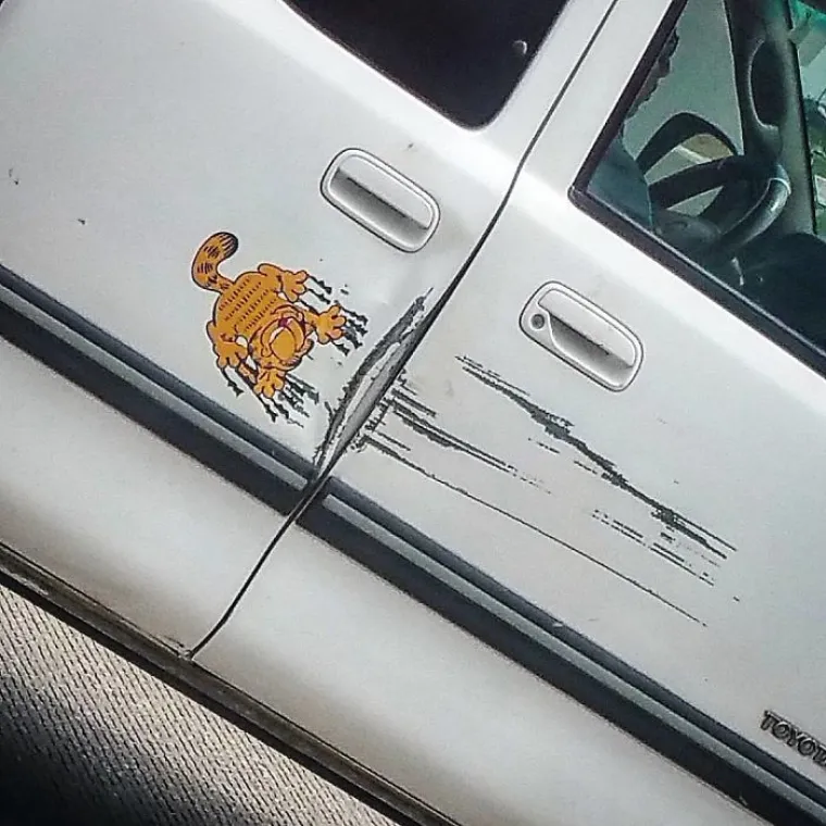 SLUPALI AUTO, A NISU IMALI LOVE ZA POPRAVAK: Što će jadni, odlučili sami pokrpati štetu pa napravili super fore