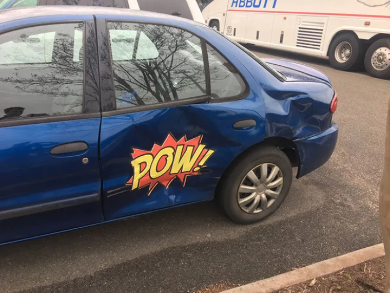 SLUPALI AUTO, A NISU IMALI LOVE ZA POPRAVAK: Što će jadni, odlučili sami pokrpati štetu pa napravili super fore