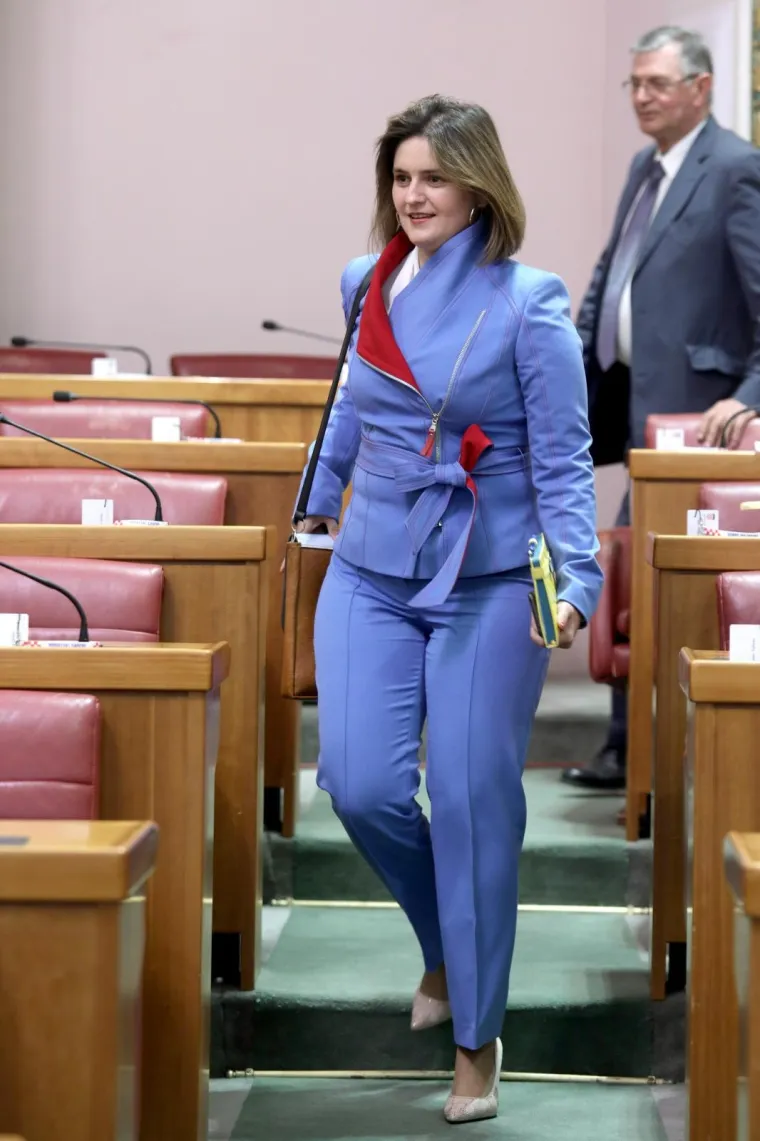 Marija Puh za tu prigodu odabrala je modri komplet s crvenim detaljima.