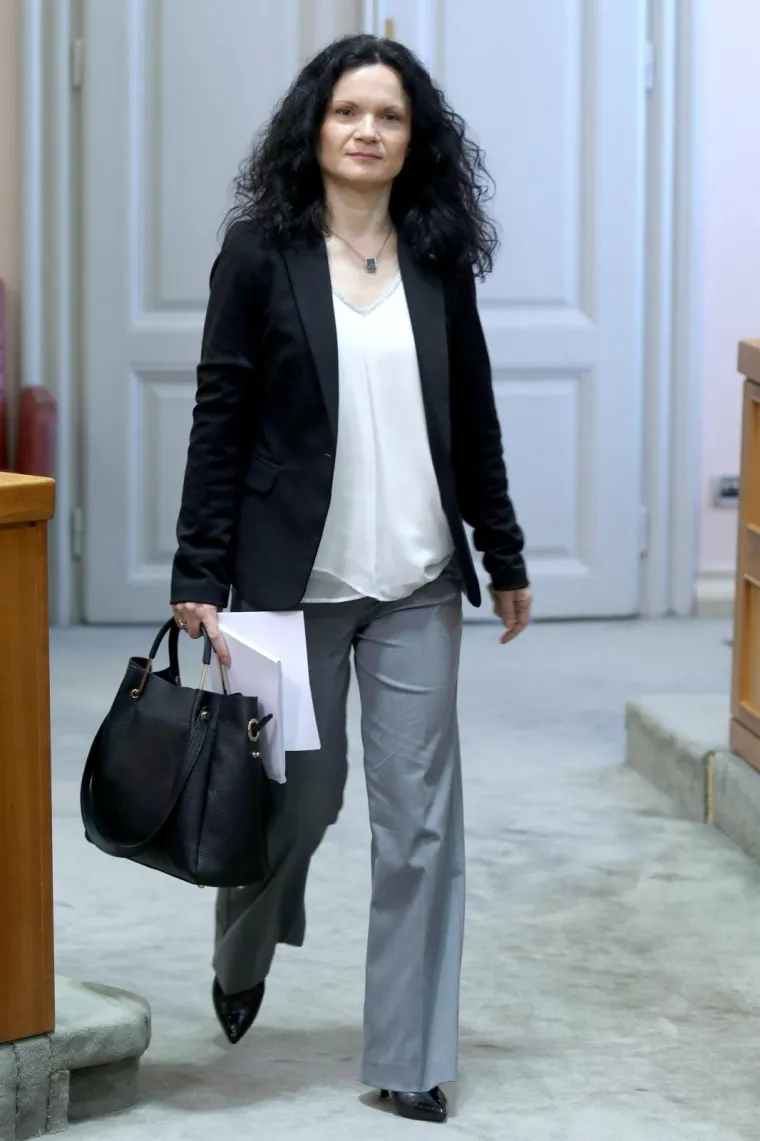 Njezina kolegica Marija Jelkovac odabrala je klasičnu kombinaciju.