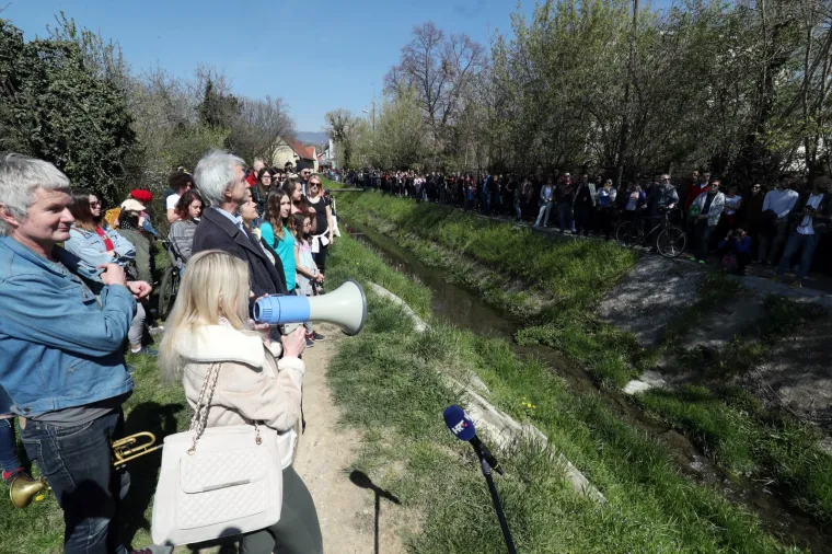 Rundek predvodio prosvjed protiv betoniranja potoka, Bandić proučio: 'Neki prosvjeduju, a neki rade'