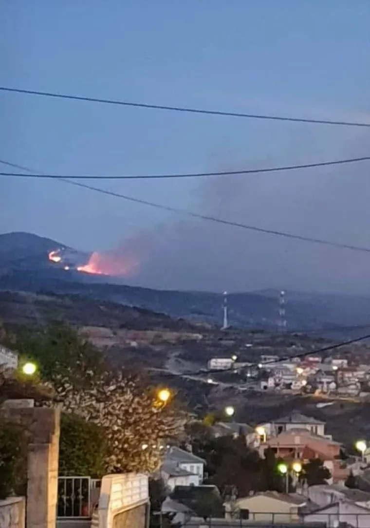 Više podmetnutih požara iznad Senja: Vatrogasci usprkos jakoj buri uspjeli spasiti kuće