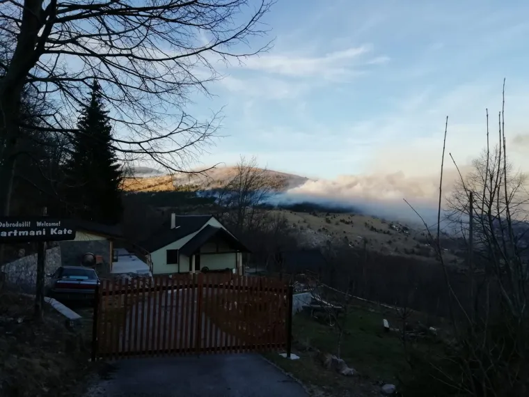 Više podmetnutih požara iznad Senja: Vatrogasci usprkos jakoj buri uspjeli spasiti kuće