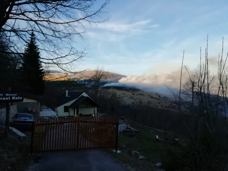 Više podmetnutih požara iznad Senja: Vatrogasci usprkos jakoj buri uspjeli spasiti kuće