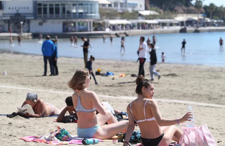 Na Bačvicama prava uživancija! Sezona kupanja, picigina i sunčanja je započela