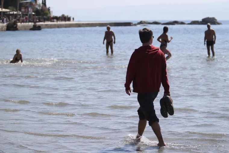 Na Bačvicama prava uživancija! Sezona kupanja, picigina i sunčanja je započela