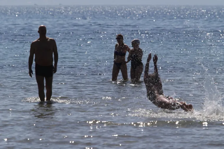 Na Bačvicama prava uživancija! Sezona kupanja, picigina i sunčanja je započela