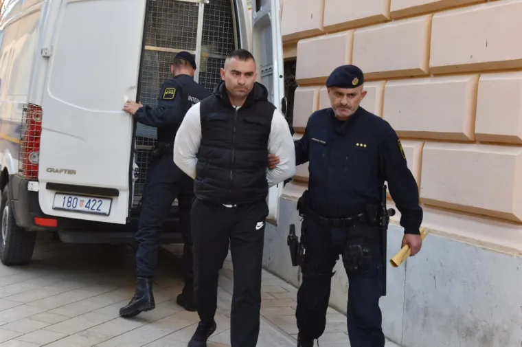 Daruvarac izveden pred suca istrage: 'Nisam kriv, smje&scaron;taju mi'