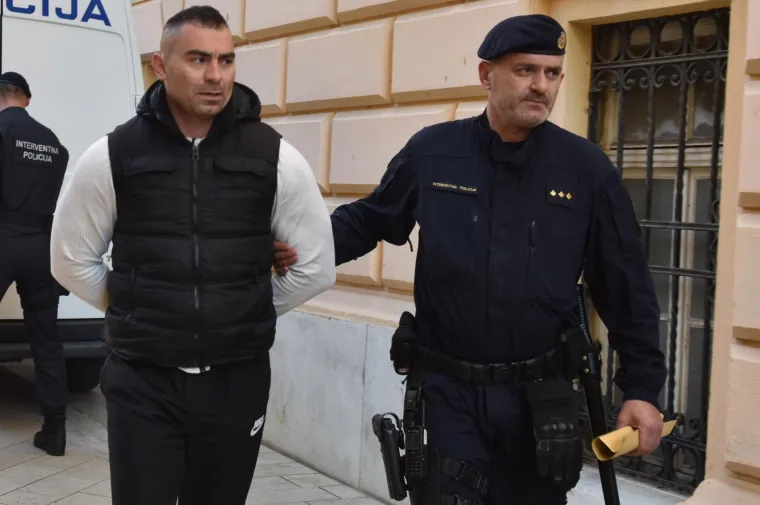 Daruvarac izveden pred suca istrage: 'Nisam kriv, smje&scaron;taju mi'