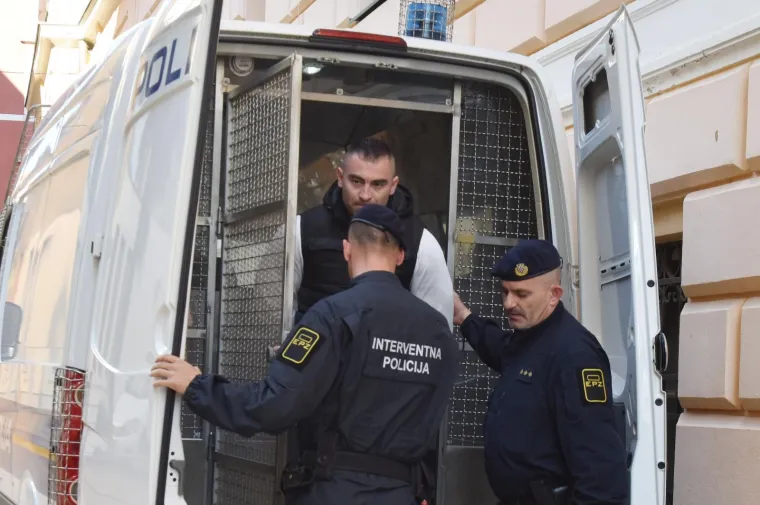 Daruvarac izveden pred suca istrage: 'Nisam kriv, smje&scaron;taju mi'