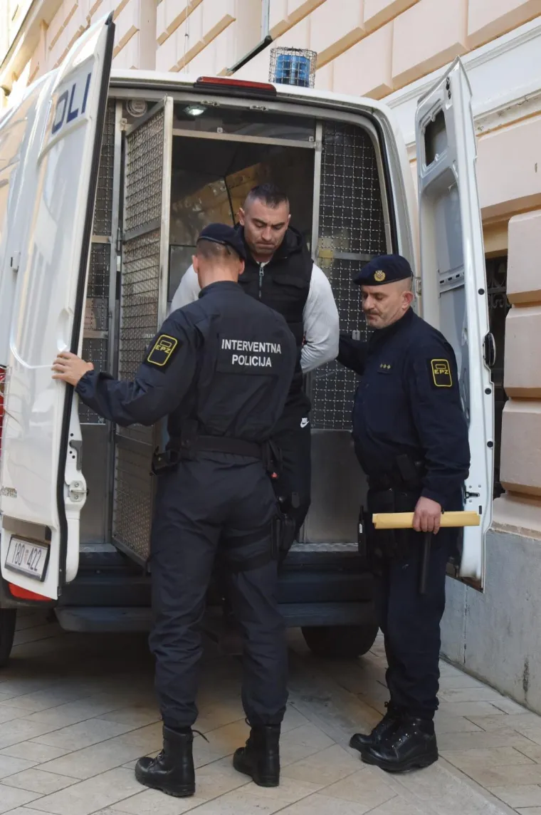 Daruvarac izveden pred suca istrage: 'Nisam kriv, smje&scaron;taju mi'