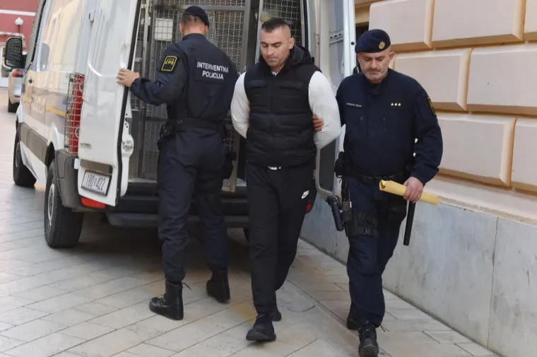 Daruvarac izveden pred suca istrage: 'Nisam kriv, smje&scaron;taju mi'