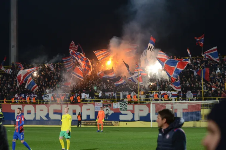 Vikend na tribinama. BBB se prisjetili pokojnih Ćustića i Despića, Torcida skupljala priloge za Milu, nisu izostale velike bakljade