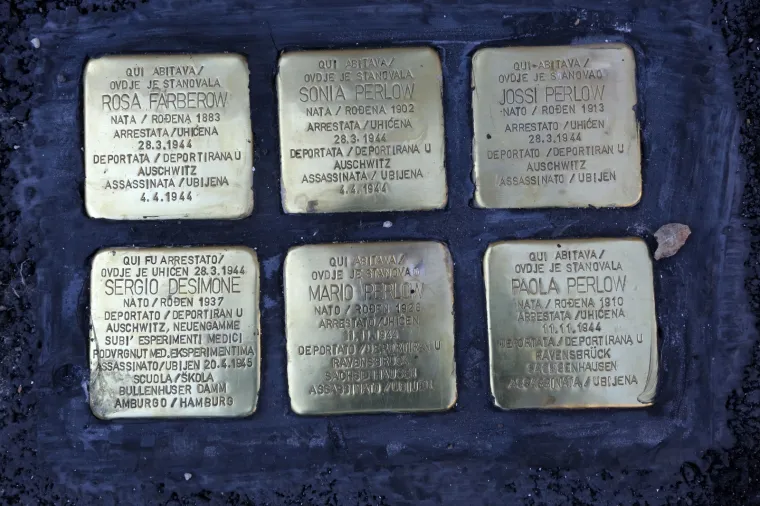 U njihovu čast postavljeni 'Kameni spoticanja': Odvedeni su iz svojih kuća u Auschwitz i nikad se nisu vratili