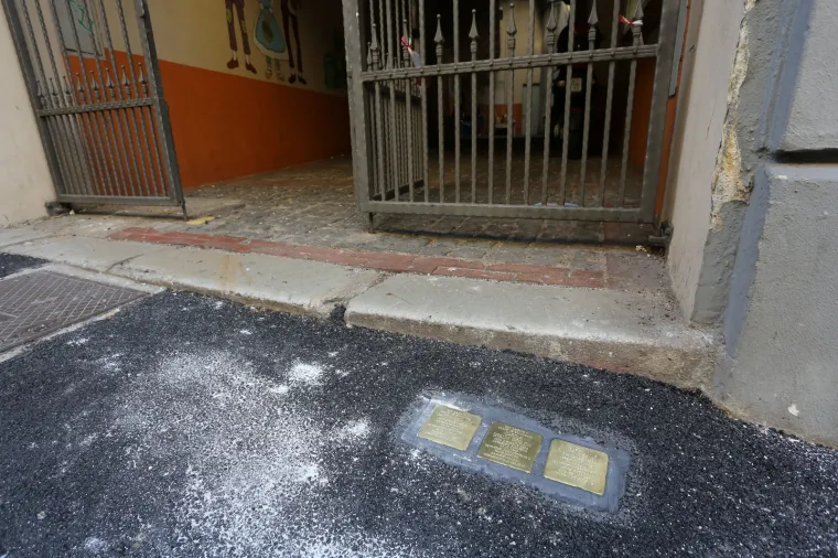 U njihovu čast postavljeni 'Kameni spoticanja': Odvedeni su iz svojih kuća u Auschwitz i nikad se nisu vratili