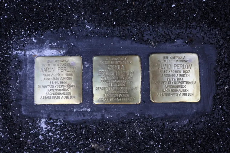 U njihovu čast postavljeni 'Kameni spoticanja': Odvedeni su iz svojih kuća u Auschwitz i nikad se nisu vratili