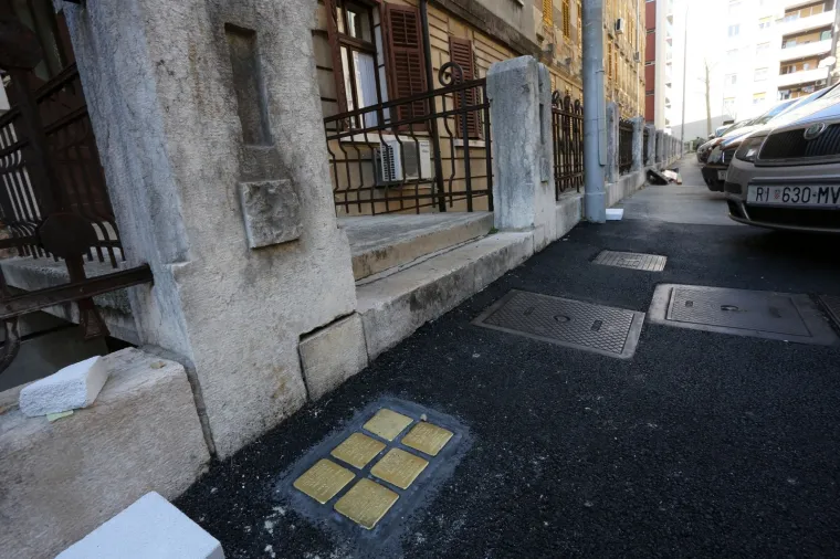 U njihovu čast postavljeni 'Kameni spoticanja': Odvedeni su iz svojih kuća u Auschwitz i nikad se nisu vratili