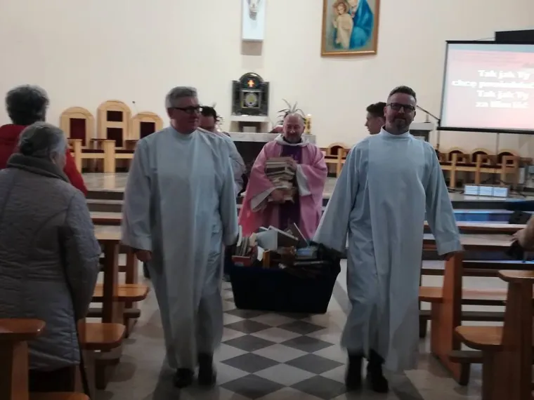 Pogledajte ovu ludost! Svećenici palili 'knjige za gre&scaron;nike': U plamenu nestali Harry Potter i Sumrak