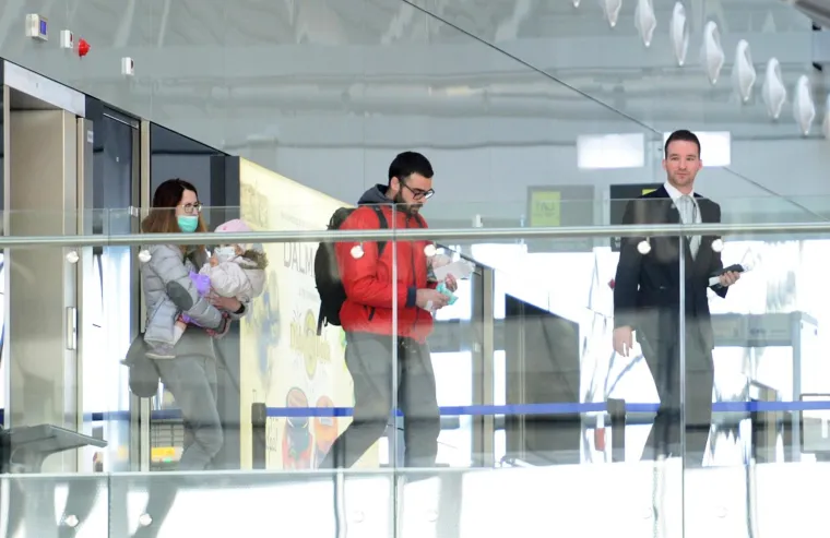 PUTNICI IH ISPRATILI PLJESKOM: Malena Mila i roditelji odletjeli u Philadelphiju