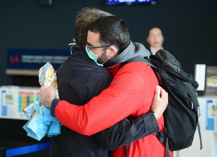 PUTNICI IH ISPRATILI PLJESKOM: Malena Mila i roditelji odletjeli u Philadelphiju