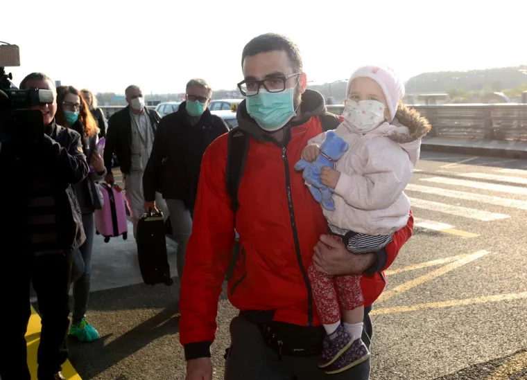 PUTNICI IH ISPRATILI PLJESKOM: Malena Mila i roditelji odletjeli u Philadelphiju