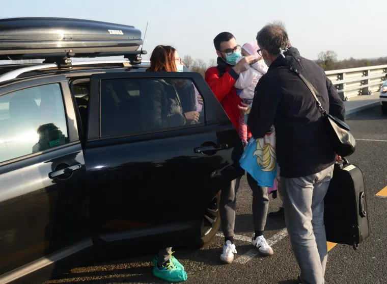 PUTNICI IH ISPRATILI PLJESKOM: Malena Mila i roditelji odletjeli u Philadelphiju