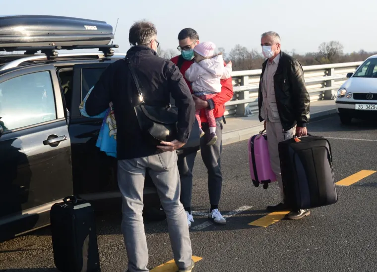 PUTNICI IH ISPRATILI PLJESKOM: Malena Mila i roditelji odletjeli u Philadelphiju