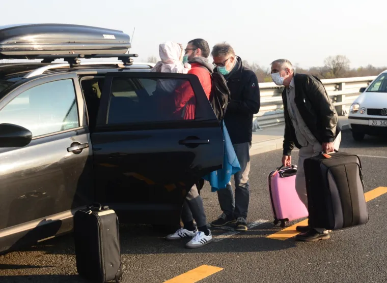 PUTNICI IH ISPRATILI PLJESKOM: Malena Mila i roditelji odletjeli u Philadelphiju