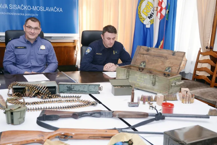 Sisačko-moslavačka policija otkrila je i oduzela veće količine eksploziva i oružja koje je 53-godi&scaron;njak s područja Lekenika skrivao u obiteljskoj kući i vikendici. Ondje su prona&scaron;li &scaron;est tromblonskih mina, četiri ručne bombe, 40,5 metara sporogorućeg &scaron;tapina, 7,3 kilograma privrednog eksploziva, jedan kilogram vojnog eksploziva tzv. TNT-a, 15 komada raznog topničkog streljiva, tri tenkovske antimagnetne mine, 15 vježbovnih tromblonskih mina, 994 komada raznog vojnog streljiva, 181 patrona raznih kalibara i 25 inicijalnih kapsli za punjenje patrona, te lovačku i zračnu pu&scaron;ku.