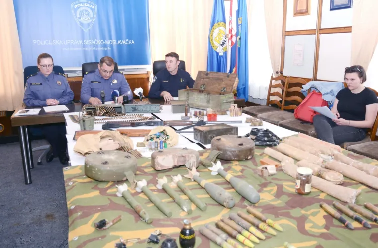 Policija oduzela gomilu nelagalnog oružja kod Siska
