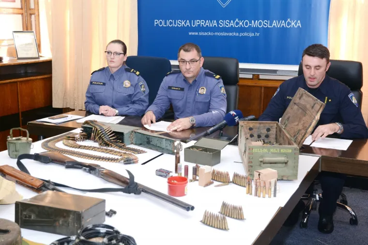 Policija oduzela gomilu nelagalnog oružja kod Siska