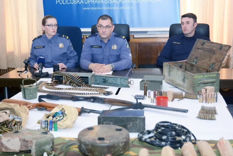 Policija oduzela gomilu nelagalnog oružja kod Siska