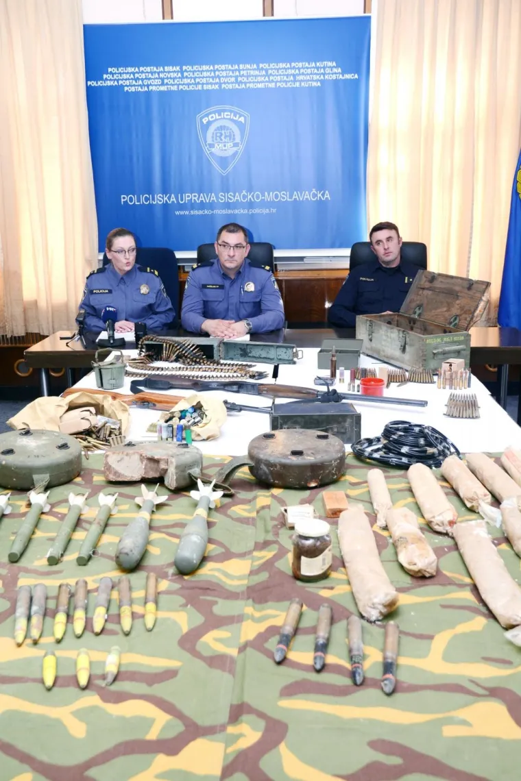 Policija oduzela gomilu nelagalnog oružja kod Siska