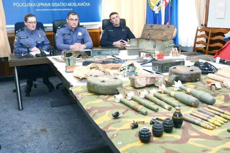 Policija oduzela gomilu nelagalnog oružja kod Siska