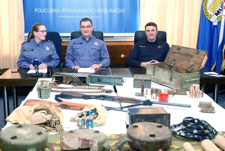 Policija oduzela gomilu nelagalnog oružja kod Siska