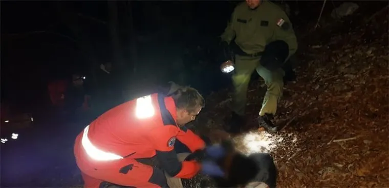 Specijalci, granični policajci i djelatnici Hitne medicinske pomoći spa&scaron;avali migranta na nepristupačnom terenu