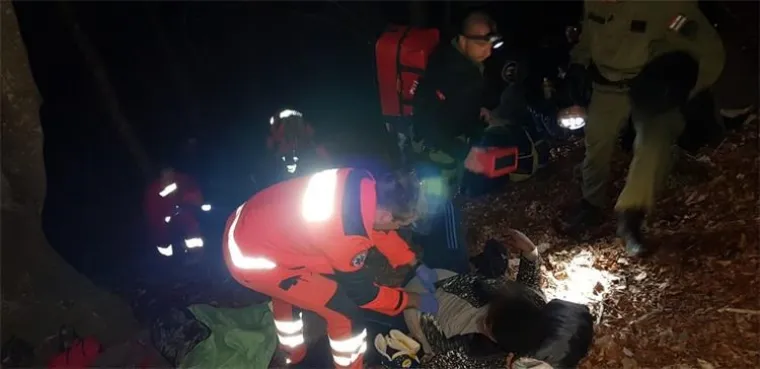 Specijalci, granični policajci i djelatnici Hitne medicinske pomoći spa&scaron;avali migranta na nepristupačnom terenu