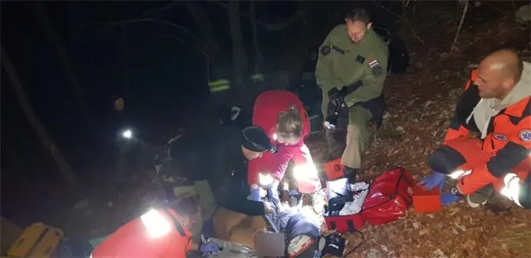 Specijalci, granični policajci i djelatnici Hitne medicinske pomoći spa&scaron;avali migranta na nepristupačnom terenu