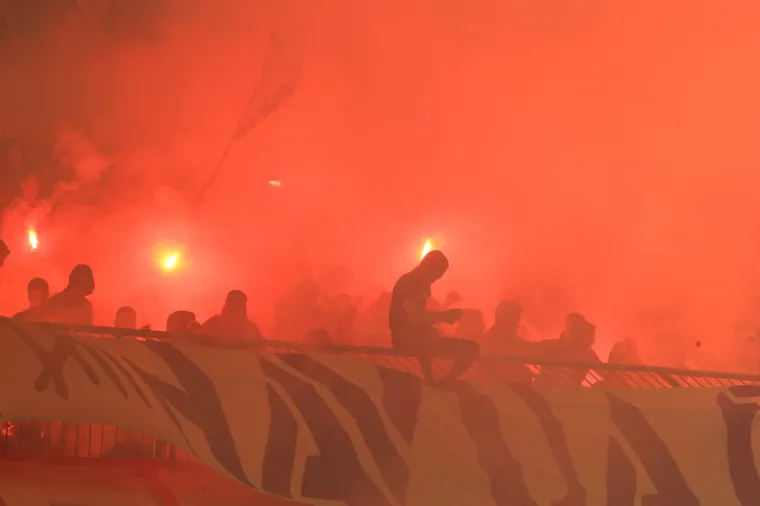 U srijedu na Poljudu, za vrijeme utakmice 27. kola HNL-a između Hajduka i Dinama (0-1), najveće utakmice hrvatskog nogometa, na početku drugog poluvremena Torcida je zapalila desetke bengalki, neke od njih bacila je na teren, a ostatak stadiona, svjestan da je sve to otišlo predaleko, počeo je žestoko zviždati.